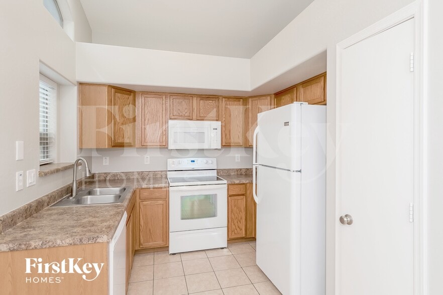 Building Photo - 557 E Jeanne Ln