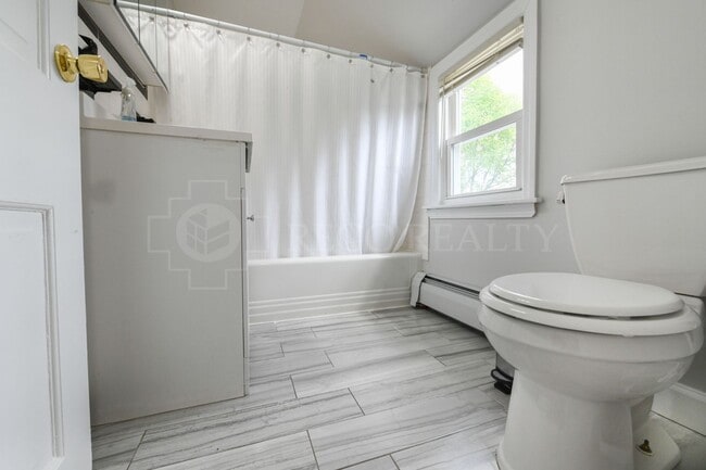Building Photo - Charming single family home with 3 bedrooms!