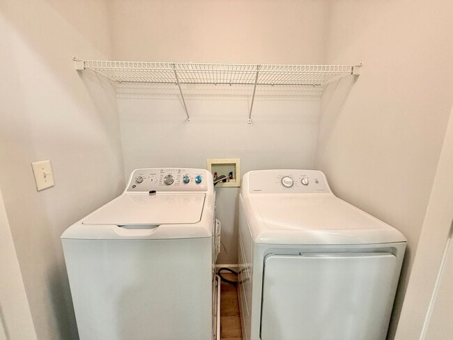 Building Photo - Charming 3BD, 2BA Apex Townhome In a Prime...
