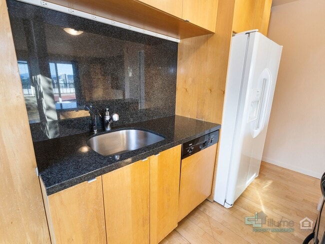 Building Photo - 1-Month Rent Free! Condo Near OHSU with Huge Deck, Stunning Views and Parking