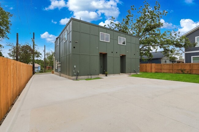 Building Photo - New Build Ready for Move In!