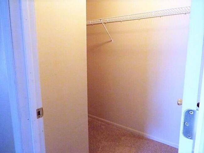 Building Photo - AVAILABLE NOW - NO SECURITY DEPOSIT REQUIRED