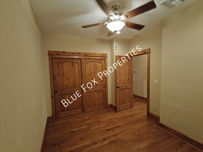 Building Photo - 605 S 4th Ave