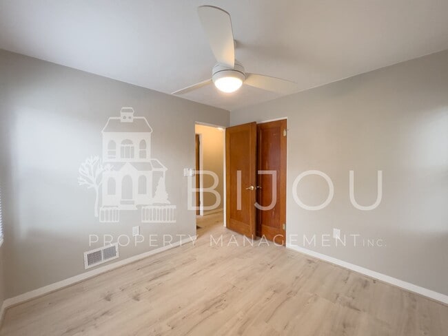 Building Photo - Located Close to Memorial Park!