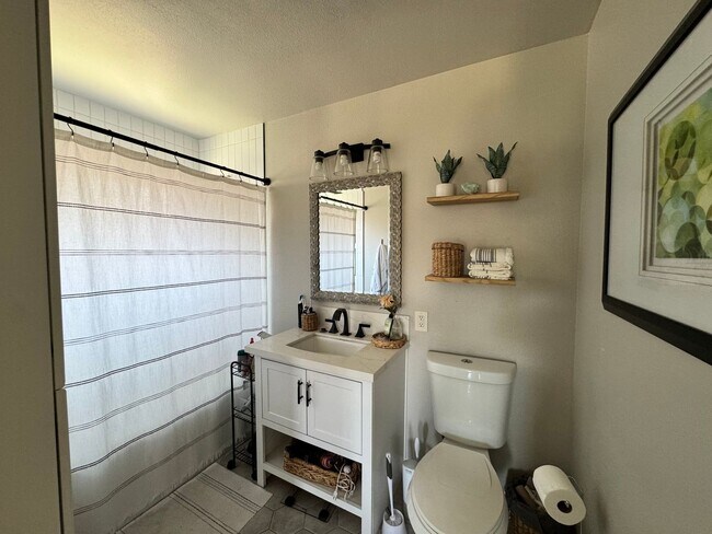 Building Photo - Beautifully Updated 4 Bedroom, 3 Bath Sing...