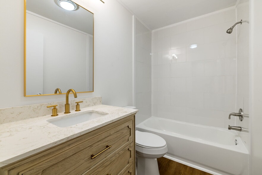 Building Photo - 215 Oakview Dr