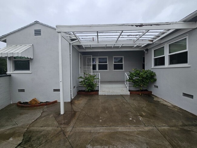 Building Photo - Flight Ave