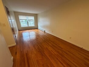 Building Photo - Beautifully-Maintained 1-Bedroom & Central...