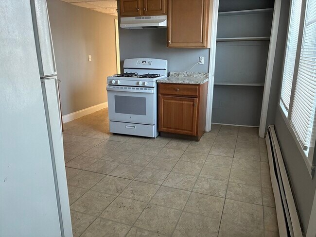 Building Photo - 129 S Elm St