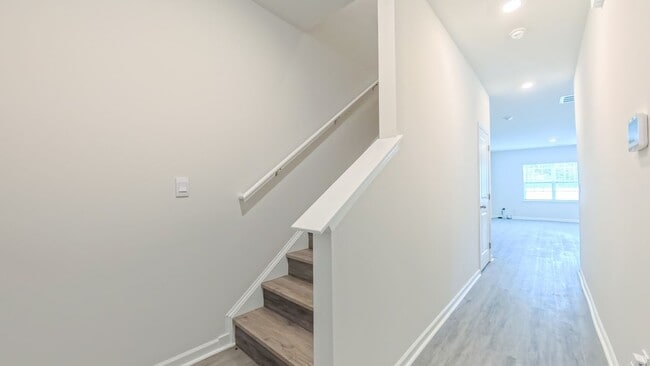 Building Photo - Spacious Townhome!