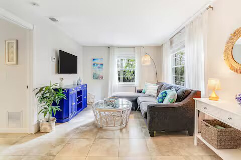 Building Photo - 713 Penn St