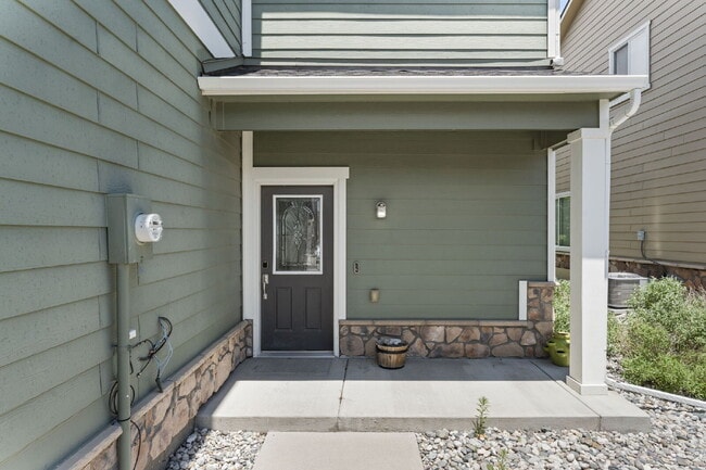 Building Photo - Updated 3-Bedroom Townhome with Private Ya...