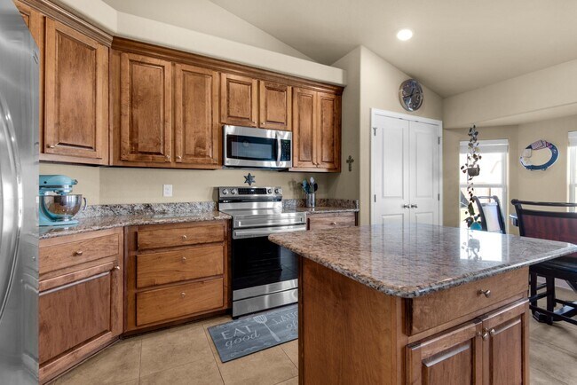 Building Photo - Splash in with a4/2 pool home in Holly-Cli...