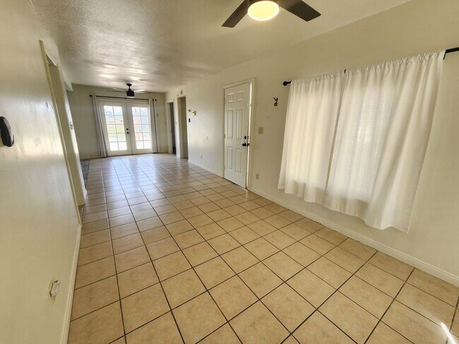 Building Photo - 5762 Howard Way
