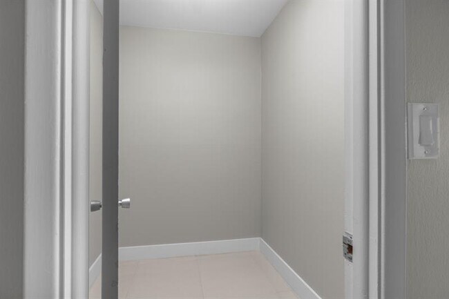 Building Photo - 3050 N Palm Aire Dr