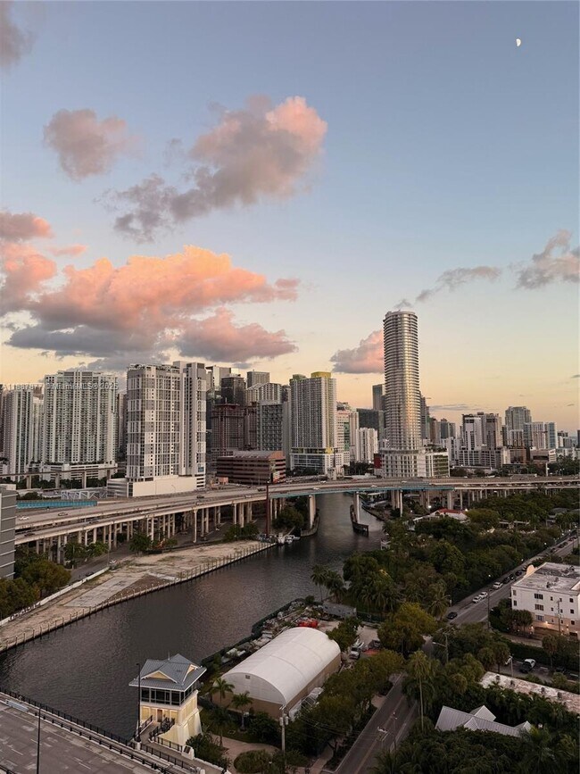 Building Photo - 10 SW South River Dr