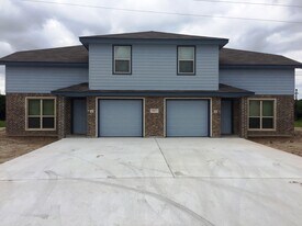 Building Photo - 935 Brookview Dr