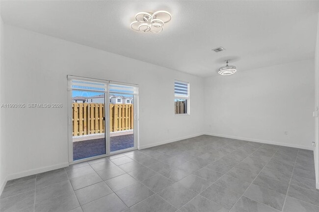 Building Photo - 2425 SE 28th Dr