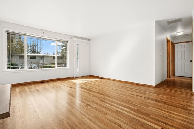 Building Photo - 3Bd/1.75Ba Bellevue House