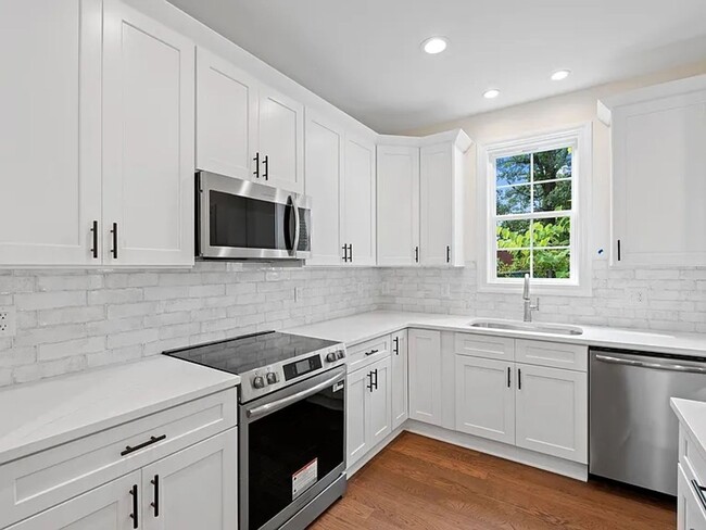 Building Photo - 711 N Main St