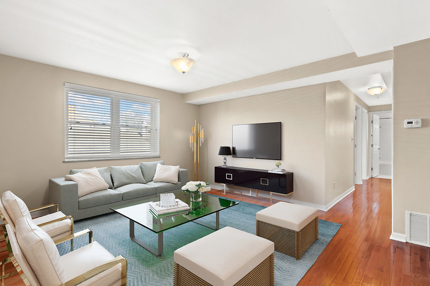 Large Living Room Space - 69 N 20th St