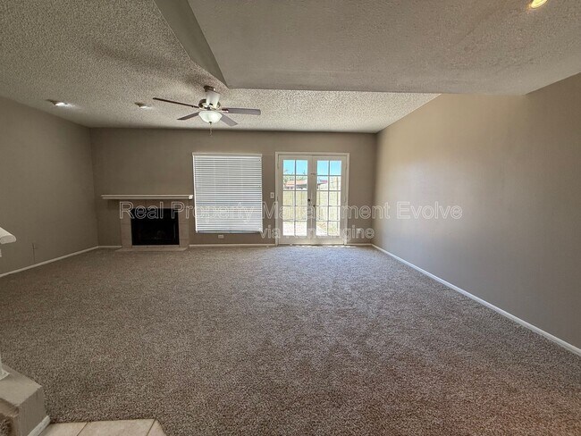 Building Photo - 815 E Grovers Ave