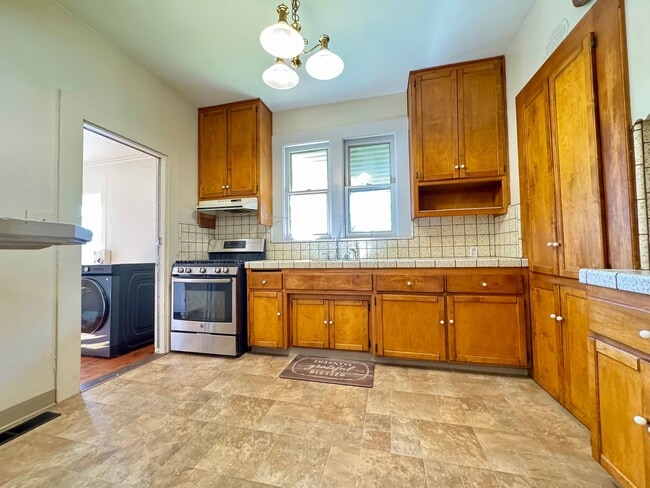 Building Photo - 2 Story home close to downtown