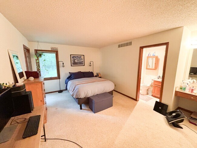 Building Photo - Italian Estates Property Management