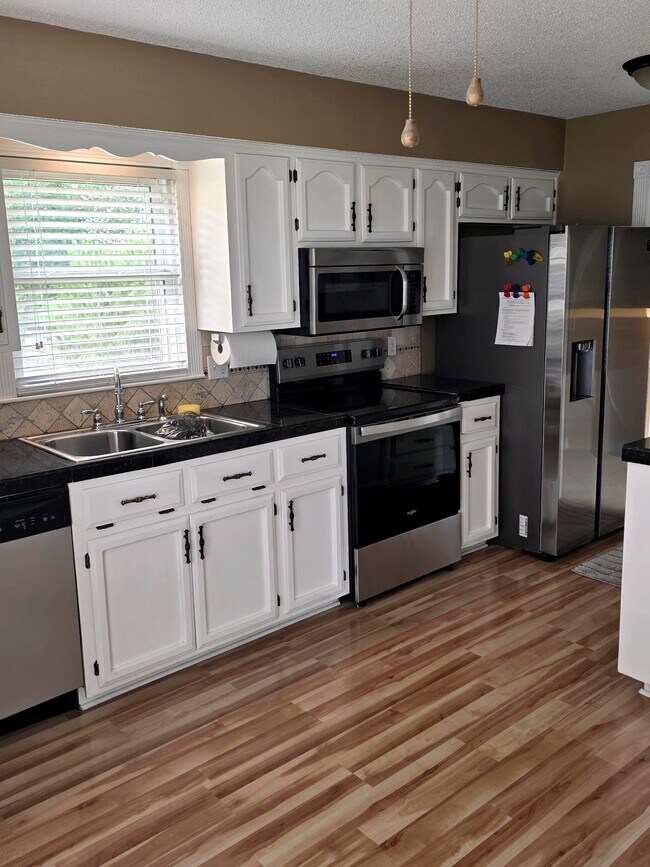 Building Photo - 807 Panther Valley