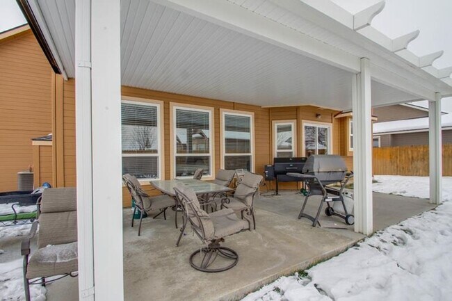 Building Photo - Cute 4 Bed 2.5 Bath home!