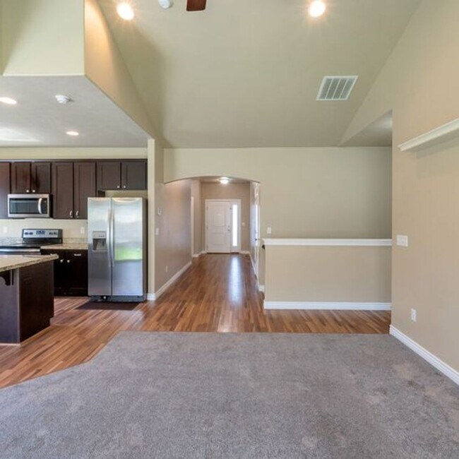 Building Photo - 1848 Woodview Dr W
