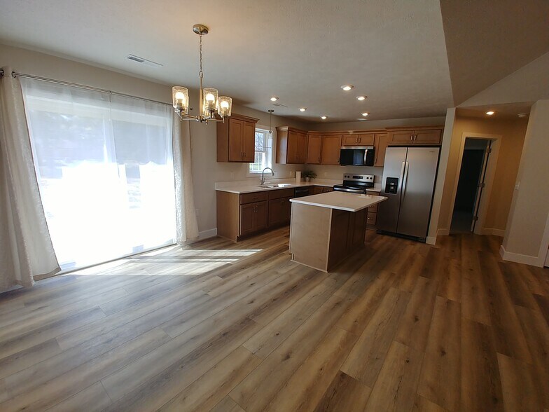 Building Photo - 1421 W Todd Ln