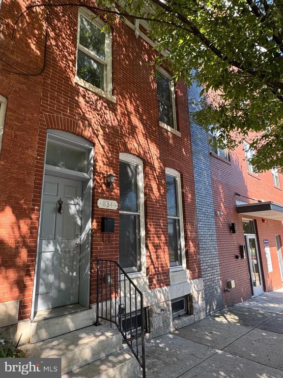 Building Photo - 834 N Washington St
