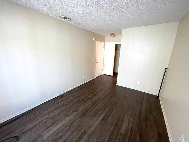 Building Photo - 2 bedrooms, 2 baths, 2 parking spaces! Cen...