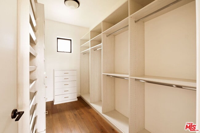 Building Photo - 1023 Superba Ave