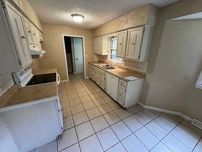 Building Photo - Beautiful  Home in Southeast Springfield