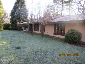 Building Photo - INCREDIBLE LOCATION!!! Quaint and Quiet an...