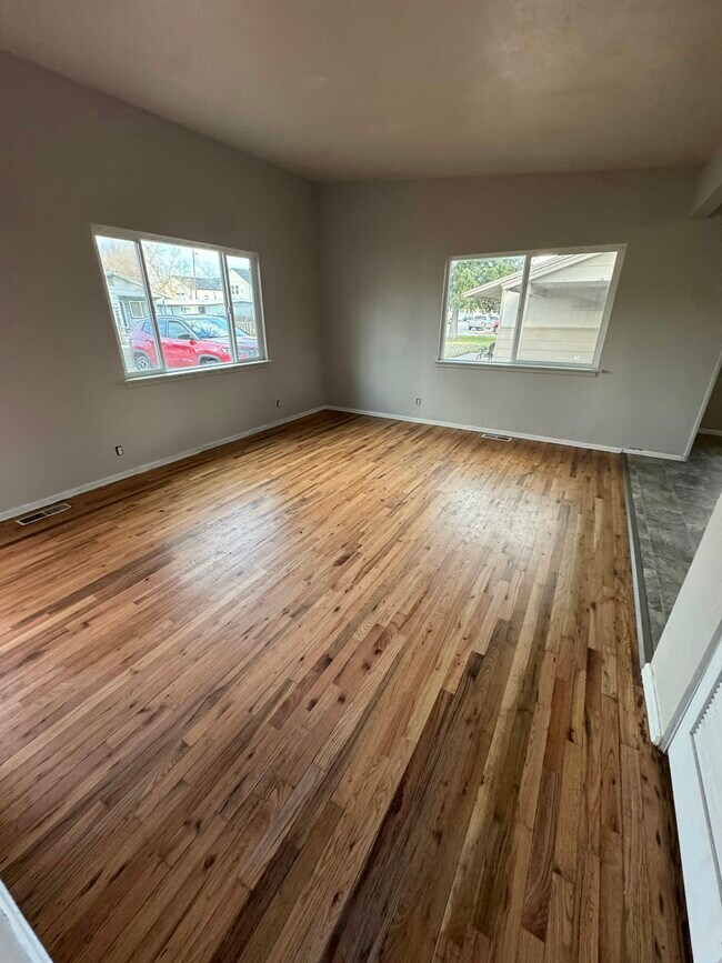 Building Photo - 1325 E 5th N