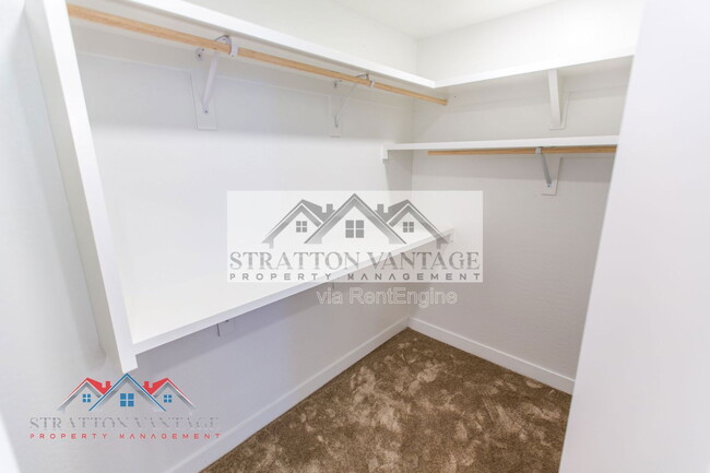 Building Photo - 484 E Cheyenne Rd