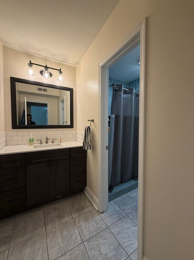 Building Photo - Beautifully Updated 3 bedroom/2 bath - 11th Place Condominiums Unit #2003 Available August 2026 $...