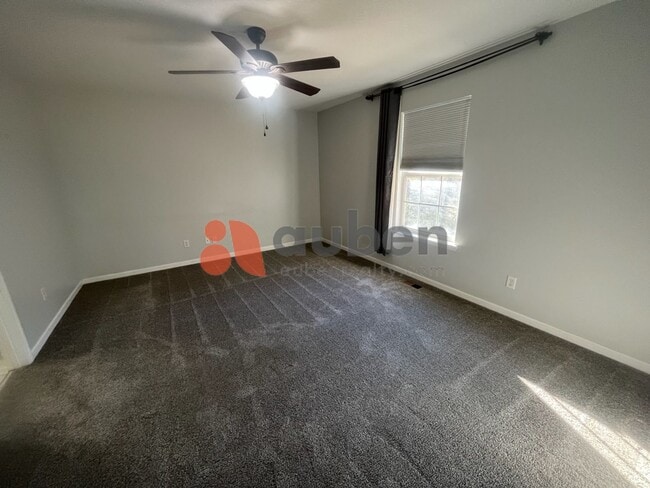 Building Photo - HALF OFF FIRST MONTHS RENT!  Charming 3 Be...