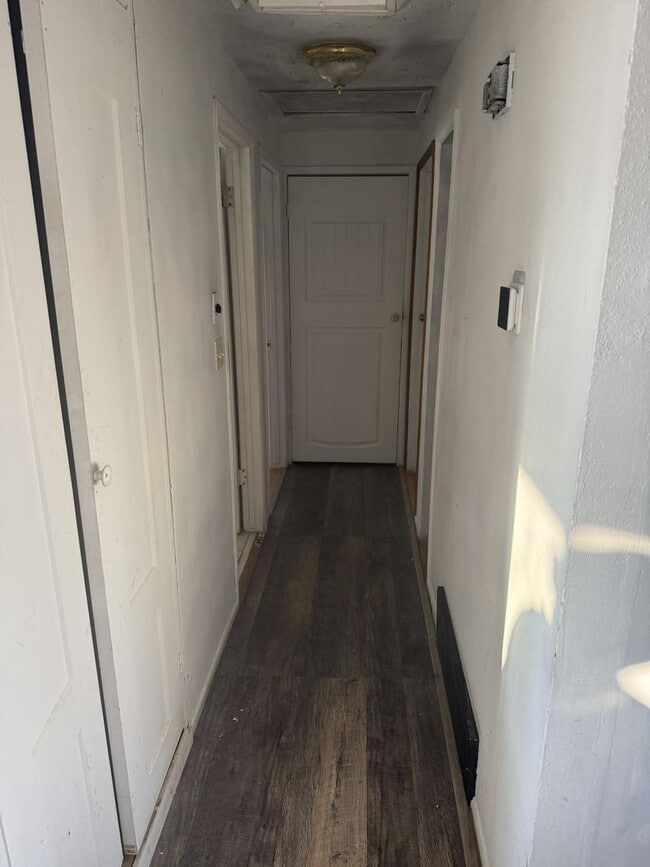 Building Photo - Upstairs Unit in Prime West Valley Location!