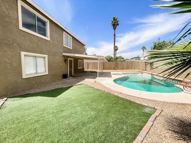 Building Photo - 5 bed/3 bath home in the heart of Spring Valley!
