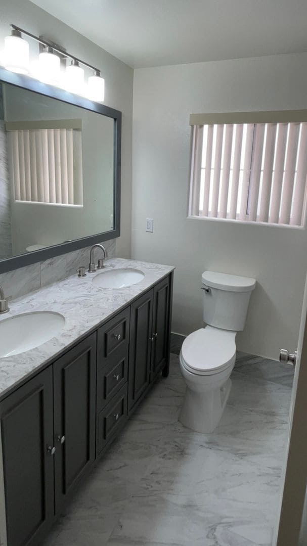 Building Photo - Remodeled Duplex close to the beach