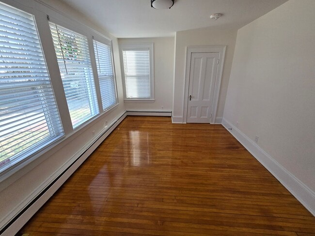 Building Photo - Updated 2 Bedroom Apartment!