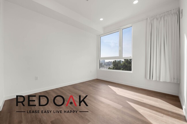 Building Photo - Charming One Bedroom Penthouse with Spacio...