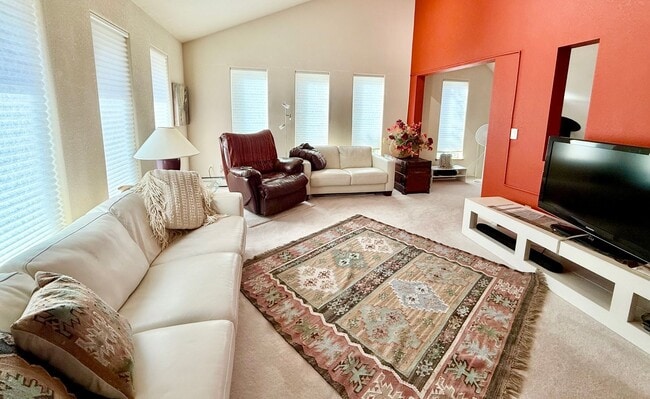 Building Photo - SEASONAL OCEANFRONT HOME