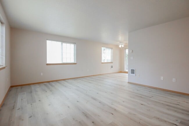 Building Photo - 2739 SW Jasmine Pl
