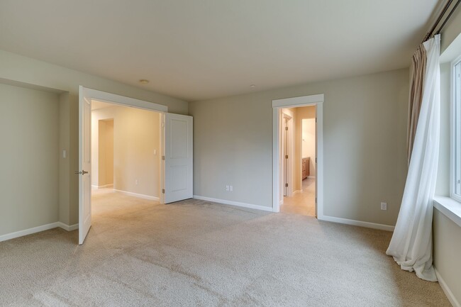 Building Photo - Spacious 4 bedroom home in Redmond!