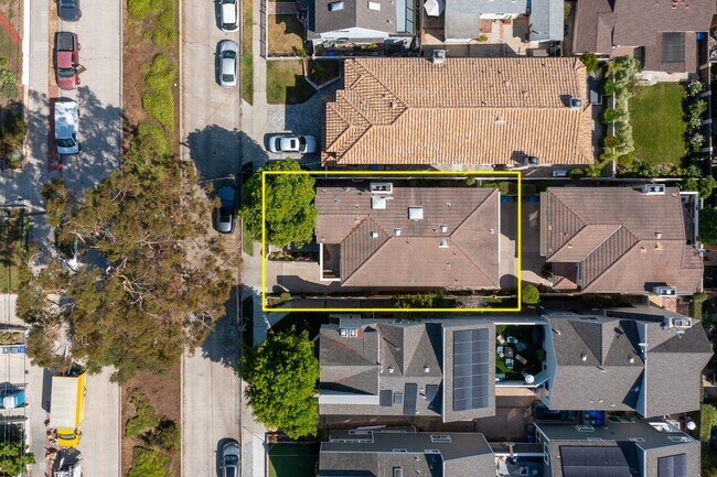 Building Photo - Spacious detached townhome available in So...
